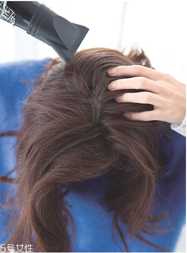自己卷發(fā)怎么弄 卷發(fā)自己在家怎么打理 自己卷發(fā)怎么弄 卷發(fā)自己在家怎么打理