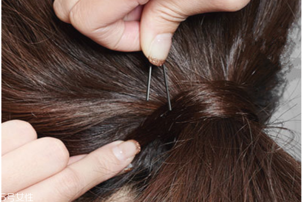 長(zhǎng)卷發(fā)怎樣扎好看圖解 女生好看中長(zhǎng)卷發(fā)圖片 長(zhǎng)卷發(fā)怎樣扎好看圖解 女生好看中長(zhǎng)卷發(fā)圖片