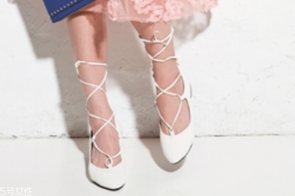 綁帶鞋怎么穿好看 3招一秒變纖瘦 綁帶鞋怎么穿好看 3招一秒變纖瘦