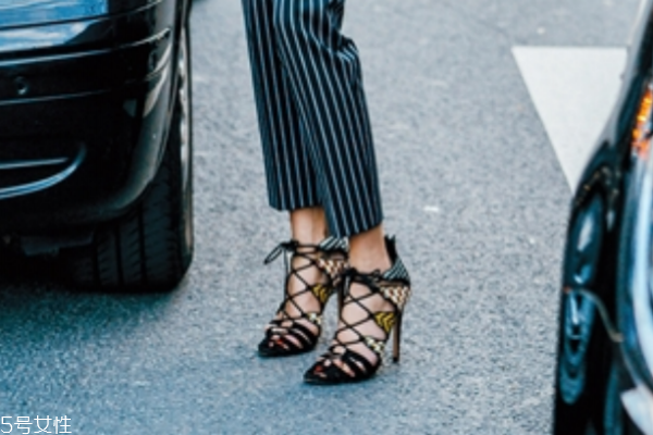 綁帶鞋怎么穿好看 3招一秒變纖瘦 綁帶鞋怎么穿好看 3招一秒變纖瘦