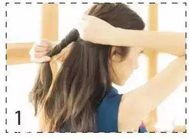 卷發(fā)扎什么發(fā)型好看 長卷發(fā)扎法教程 卷發(fā)扎什么發(fā)型好看 長卷發(fā)扎法教程