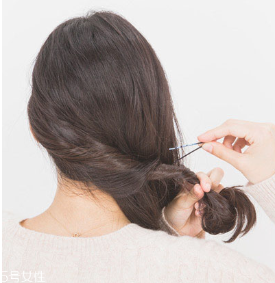 卷發(fā)扎什么發(fā)型好看 長卷發(fā)扎法教程 卷發(fā)扎什么發(fā)型好看 長卷發(fā)扎法教程