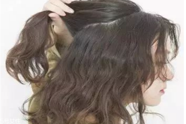 燙發(fā)怎么扎好看 最新長(zhǎng)卷發(fā)扎法教程 燙發(fā)怎么扎好看 最新長(zhǎng)卷發(fā)扎法教程