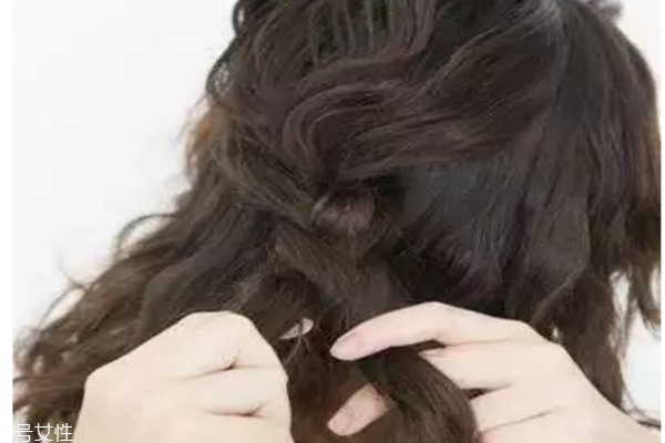 燙發(fā)怎么扎好看 最新長(zhǎng)卷發(fā)扎法教程 燙發(fā)怎么扎好看 最新長(zhǎng)卷發(fā)扎法教程