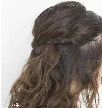 燙發(fā)怎么扎好看 最新長(zhǎng)卷發(fā)扎法教程 燙發(fā)怎么扎好看 最新長(zhǎng)卷發(fā)扎法教程