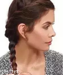 燙發(fā)怎么扎好看 最新長(zhǎng)卷發(fā)扎法教程 燙發(fā)怎么扎好看 最新長(zhǎng)卷發(fā)扎法教程