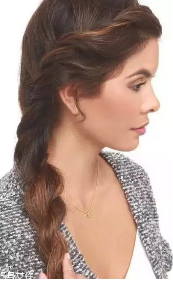 燙發(fā)怎么扎好看 最新長(zhǎng)卷發(fā)扎法教程 燙發(fā)怎么扎好看 最新長(zhǎng)卷發(fā)扎法教程