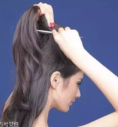 燙發(fā)怎么扎好看 最新長(zhǎng)卷發(fā)扎法教程 燙發(fā)怎么扎好看 最新長(zhǎng)卷發(fā)扎法教程