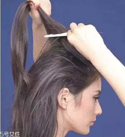 燙發(fā)怎么扎好看 最新長(zhǎng)卷發(fā)扎法教程 燙發(fā)怎么扎好看 最新長(zhǎng)卷發(fā)扎法教程