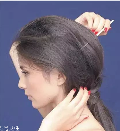 燙發(fā)怎么扎好看 最新長(zhǎng)卷發(fā)扎法教程 燙發(fā)怎么扎好看 最新長(zhǎng)卷發(fā)扎法教程