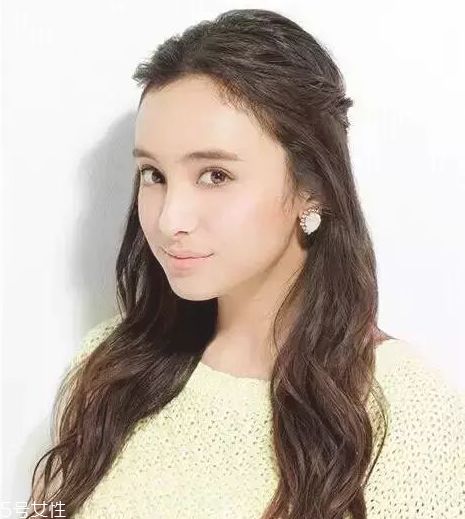 燙發(fā)怎么扎好看 最新長(zhǎng)卷發(fā)扎法教程 燙發(fā)怎么扎好看 最新長(zhǎng)卷發(fā)扎法教程