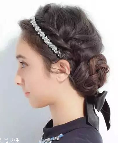 燙發(fā)怎么扎好看 最新長(zhǎng)卷發(fā)扎法教程 燙發(fā)怎么扎好看 最新長(zhǎng)卷發(fā)扎法教程