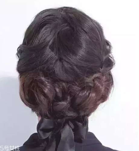 燙發(fā)怎么扎好看 最新長(zhǎng)卷發(fā)扎法教程 燙發(fā)怎么扎好看 最新長(zhǎng)卷發(fā)扎法教程