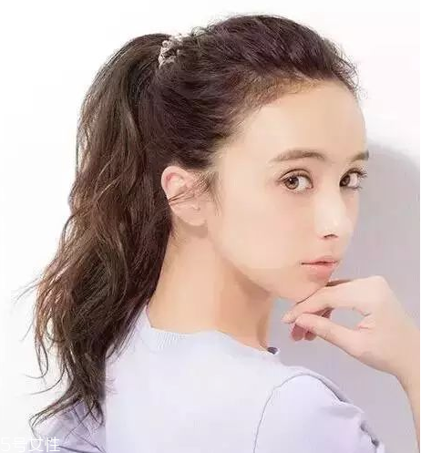 燙發(fā)怎么扎好看 最新長(zhǎng)卷發(fā)扎法教程 燙發(fā)怎么扎好看 最新長(zhǎng)卷發(fā)扎法教程