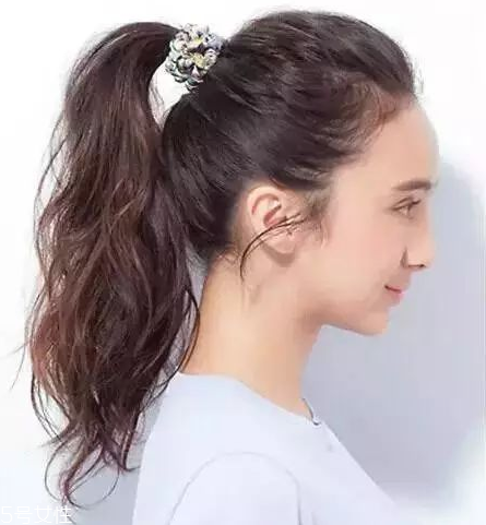 燙發(fā)怎么扎好看 最新長(zhǎng)卷發(fā)扎法教程 燙發(fā)怎么扎好看 最新長(zhǎng)卷發(fā)扎法教程