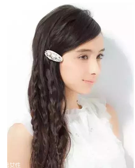 燙發(fā)怎么扎好看 最新長(zhǎng)卷發(fā)扎法教程 燙發(fā)怎么扎好看 最新長(zhǎng)卷發(fā)扎法教程