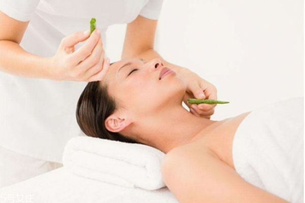 頭發(fā)軟化和拉直有什么區(qū)別 頭發(fā)軟化和拉直的區(qū)別 頭發(fā)軟化和拉直有什么區(qū)別 頭發(fā)軟化和拉直的區(qū)別