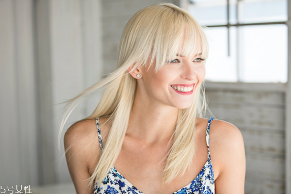 頭發(fā)軟化和拉直有什么區(qū)別 頭發(fā)軟化和拉直的區(qū)別 頭發(fā)軟化和拉直有什么區(qū)別 頭發(fā)軟化和拉直的區(qū)別