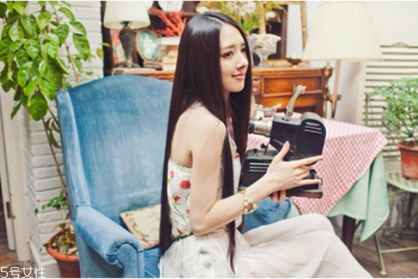 頭發(fā)軟化和拉直有什么區(qū)別 頭發(fā)軟化和拉直的區(qū)別 頭發(fā)軟化和拉直有什么區(qū)別 頭發(fā)軟化和拉直的區(qū)別