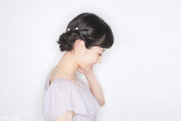 怎么用卷發(fā)棒卷內(nèi)扣 輕松燙優(yōu)雅波波頭發(fā)型 怎么用卷發(fā)棒卷內(nèi)扣 輕松燙優(yōu)雅波波頭發(fā)型