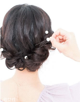 怎么用卷發(fā)棒卷內(nèi)扣 輕松燙優(yōu)雅波波頭發(fā)型 怎么用卷發(fā)棒卷內(nèi)扣 輕松燙優(yōu)雅波波頭發(fā)型