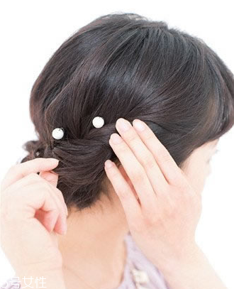 怎么用卷發(fā)棒卷內(nèi)扣 輕松燙優(yōu)雅波波頭發(fā)型 怎么用卷發(fā)棒卷內(nèi)扣 輕松燙優(yōu)雅波波頭發(fā)型