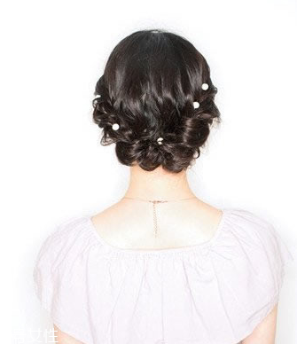 怎么用卷發(fā)棒卷內(nèi)扣 輕松燙優(yōu)雅波波頭發(fā)型 怎么用卷發(fā)棒卷內(nèi)扣 輕松燙優(yōu)雅波波頭發(fā)型