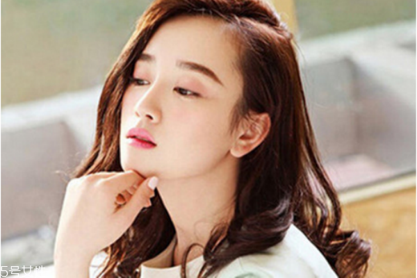 煩人的油性皮膚該怎么護(hù)理呢 煩人的油性皮膚該怎么護(hù)理呢