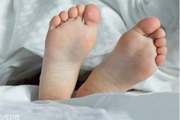 爸爸腳臭會遺傳給寶寶嗎 爸爸腳臭會遺傳給寶寶嗎