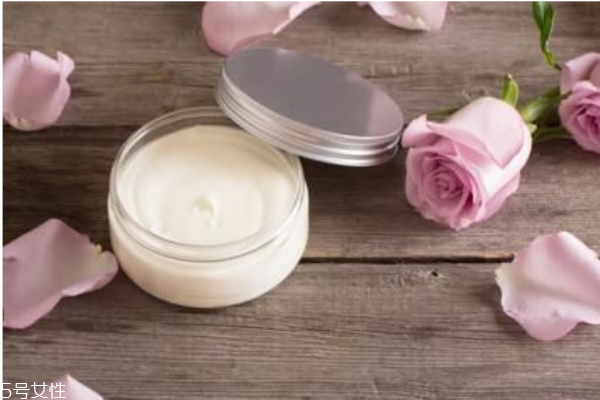 面霜搓泥怎么辦 好用的補(bǔ)水保濕面霜推薦 面霜搓泥怎么辦 好用的補(bǔ)水保濕面霜推薦