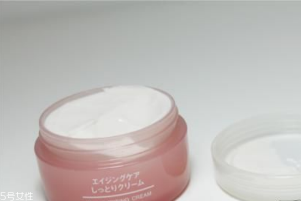 面霜搓泥怎么辦 好用的補(bǔ)水保濕面霜推薦 面霜搓泥怎么辦 好用的補(bǔ)水保濕面霜推薦