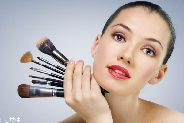 上妝卡粉浮粉怎么辦 找到原因妝容才服帖 上妝卡粉浮粉怎么辦 找到原因妝容才服帖