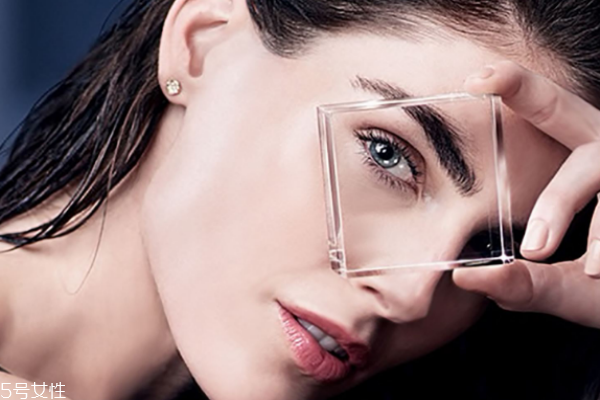 搽眼霜用哪個手指 無名指力度最輕 搽眼霜用哪個手指 無名指力度最輕