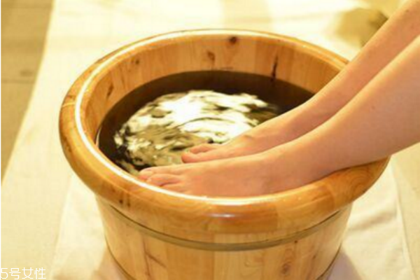 冬天用什么泡腳最好 冬天泡腳的最佳時(shí)間 冬天用什么泡腳最好 冬天泡腳的最佳時(shí)間