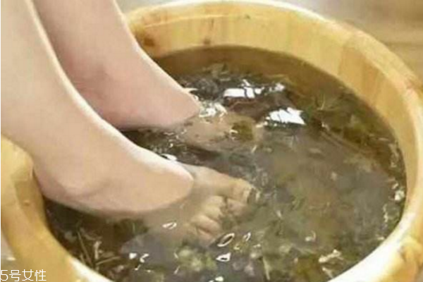 冬天用什么泡腳最好 冬天泡腳的最佳時(shí)間 冬天用什么泡腳最好 冬天泡腳的最佳時(shí)間