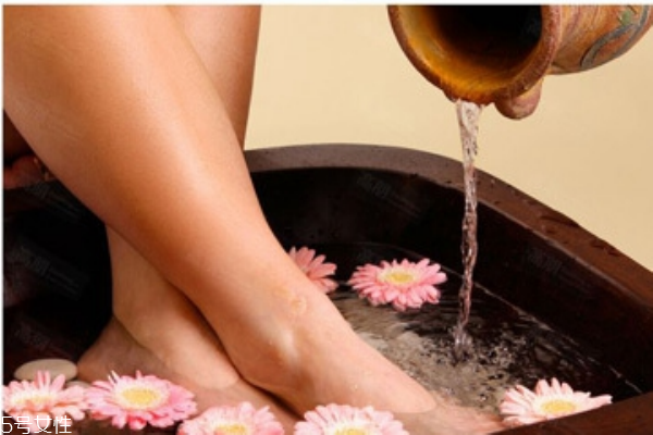 冬天用什么泡腳最好 冬天泡腳的最佳時(shí)間 冬天用什么泡腳最好 冬天泡腳的最佳時(shí)間