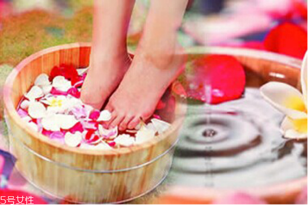 手腳冰涼用什么泡腳好 教你體寒泡腳加什么 手腳冰涼用什么泡腳好 教你體寒泡腳加什么
