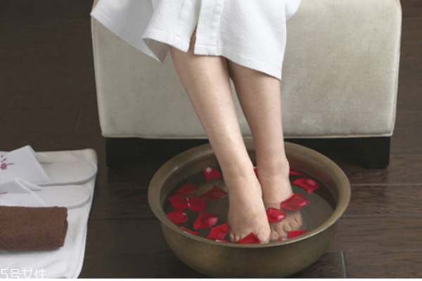手腳冰涼用什么泡腳好 教你體寒泡腳加什么 手腳冰涼用什么泡腳好 教你體寒泡腳加什么