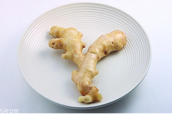 手腳冰涼用什么泡腳好 教你體寒泡腳加什么 手腳冰涼用什么泡腳好 教你體寒泡腳加什么