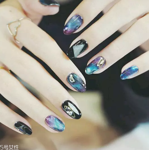 秋冬貓眼美甲圖片 指尖迎來高光時刻 秋冬貓眼美甲圖片 指尖迎來高光時刻