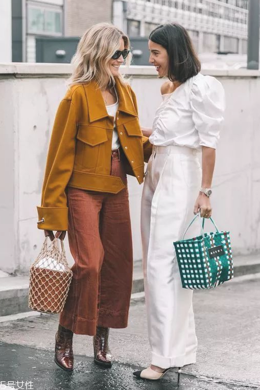 燈芯絨褲子配什么上衣女 燈芯絨褲子上衣搭配圖片 燈芯絨褲子配什么上衣女 燈芯絨褲子上衣搭配圖片