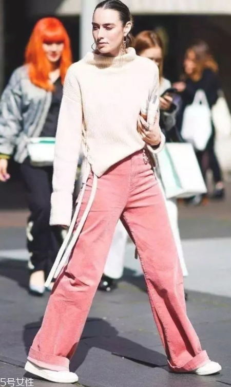 燈芯絨褲子配什么上衣女 燈芯絨褲子上衣搭配圖片 燈芯絨褲子配什么上衣女 燈芯絨褲子上衣搭配圖片