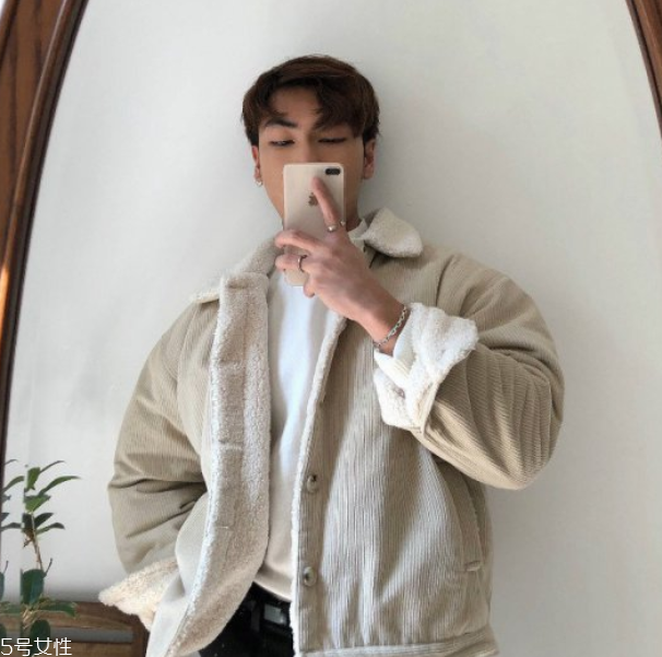 燈芯絨外套配什么褲子 燈芯絨外套褲子搭配圖片 燈芯絨外套配什么褲子 燈芯絨外套褲子搭配圖片