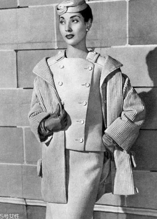 燈芯絨外套配什么褲子 燈芯絨外套褲子搭配圖片 燈芯絨外套配什么褲子 燈芯絨外套褲子搭配圖片