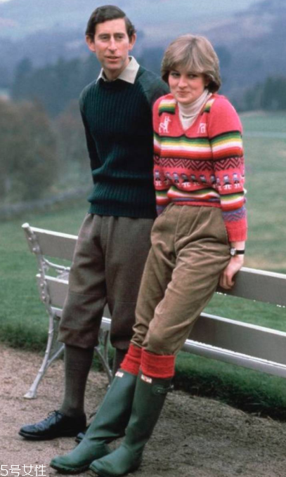 燈芯絨外套配什么褲子 燈芯絨外套褲子搭配圖片 燈芯絨外套配什么褲子 燈芯絨外套褲子搭配圖片