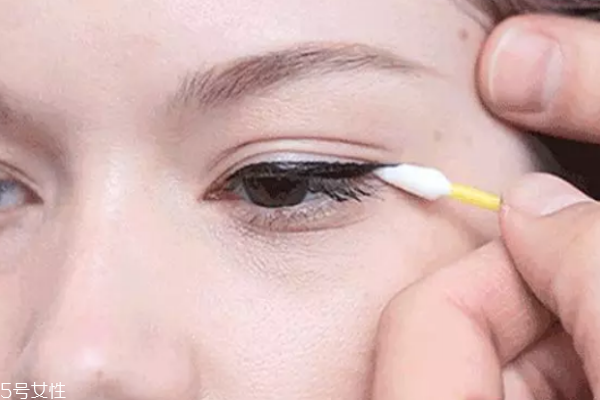 隱形眼線怎么畫 3步驟畫好隱形眼線 隱形眼線怎么畫 3步驟畫好隱形眼線