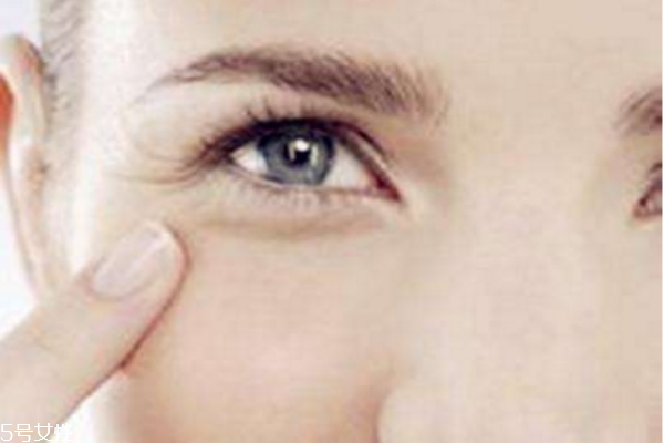 去除魚尾紋眼袋的妙方 眼霜錯(cuò)誤的涂法 去除魚尾紋眼袋的妙方 眼霜錯(cuò)誤的涂法