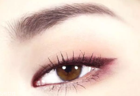酒紅色單色眼影的畫法 4步驟詳細圖解教程 酒紅色單色眼影的畫法 4步驟詳細圖解教程