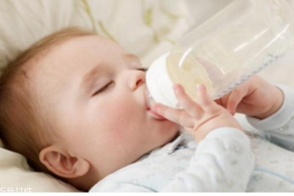 四個月的寶寶如何斷奶最好 四個月的寶寶如何斷奶最好