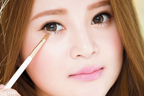 淚眼妝畫法圖解 打造無(wú)害氣質(zhì)